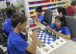 Aulas de xadrez incentivam mudanças comportamentais notáveis.( Foto: Divulgação/Chess And Kids)