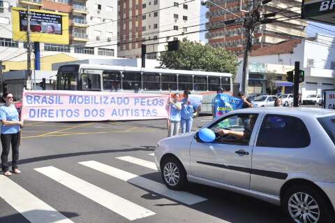 Em protesto, pais cobram lei que obriga escolas a aceitarem autistas