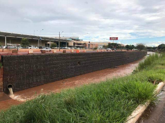 Chuva tamb&eacute;m compromete gabi&atilde;o perto de cachoeira na Avenida Cear&aacute;