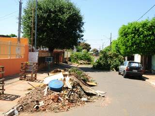 Restos de materiais de construção obstruem as ruas do bairro. 