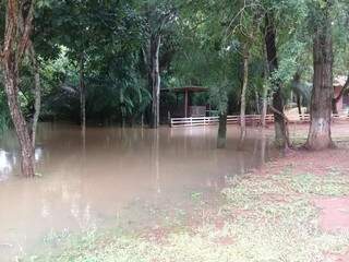 Rio sobe, inunda balne&aacute;rio e amea&ccedil;a programa&ccedil;&atilde;o do Carnaval em Jardim