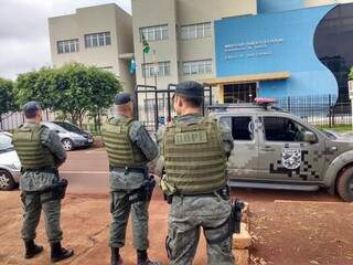 Policiais em frente à sede do MP em Dourados (Foto: Adilson Domingos)