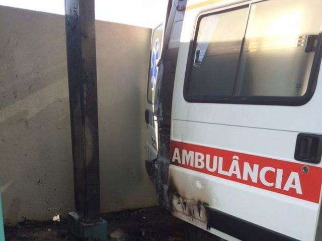 Ambul&acirc;ncia pega fogo em p&aacute;tio de hospital; causa &eacute; desconhecida