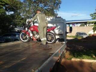 Motocicleta foi apreendida e encaminhada ao pátio do Detran. (Foto: Divulgação/Guarda) 