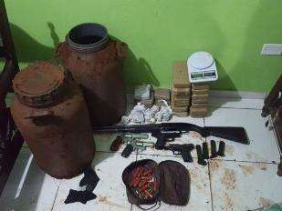  Homem &eacute; preso com arsenal de armas e drogas enterradas no quintal 