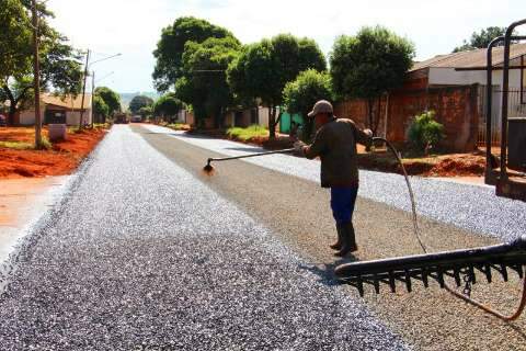 Após conter erosão, prefeitura reconstrói asfalto de ruas destruídas pela chuva