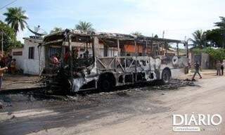 Ônibus queimado piorou situação de empresa (foto: Diário Corumbaense)