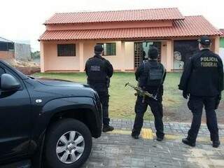 Policiais federais na casa de um dos acusados (Foto: Divulgação/PF)