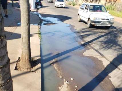 Comerciante reclama de vazamento de esgoto em avenida do Tiradentes