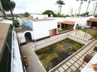Abandonada, mansão histórica tem piscina suja que é risco para vizinhos Abandonada, mansão histórica tem piscina suja que é risco para vizinhos