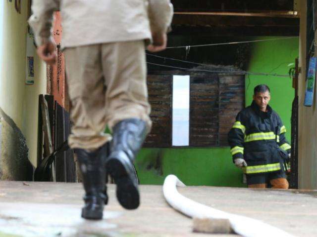 Botij&atilde;o explode e inc&ecirc;ndio destr&oacute;i ed&iacute;cula de casal de idosos