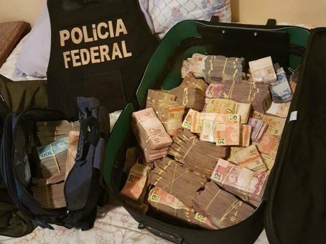 Com mandado de MS, PF apreende mais de R$ 880 mil em apartamento em SP