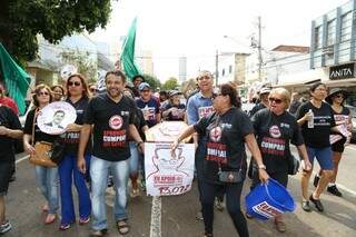 Manifestantes mudaram foco de protesto com a mudança de prefeito (Foto: Fernando Antunes)