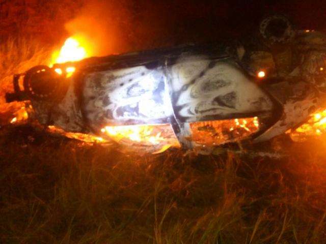 Ve&iacute;culo carregado com droga capota na MS-295 e &eacute; incendiado 