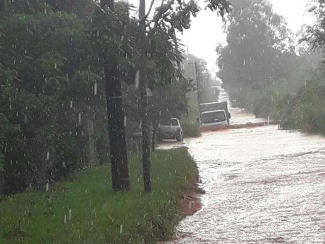 Problema recorrente, estrada vira rio ao chover na Ch&aacute;cara dos Poderes
