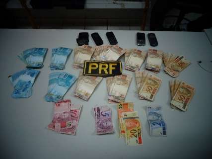Polícia Rodoviária flagra irmãos com R$ 59,5 mil escondidos dentro de carro