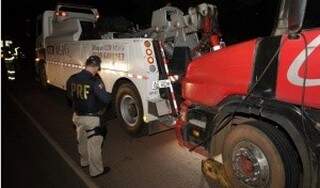 Funcionário morreu após ficar prensado entre carreta carregada com milho e guincho. (Foto: Edição de Notícias)