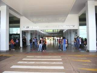 Alunos na entrada da UCDB em dia de provas do Enem, exame que é pré-requisito para o Prouni. (Foto: Paulo Francis) 