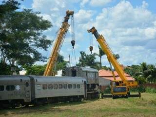 Vagões do Trem do Pantanal foram guinchados até Aquidauana nessa terça (Foto: Giselli Figueiredo)
