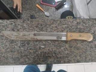 Suspeito &eacute; preso ap&oacute;s tentar matar homem com golpe de fac&atilde;o na cabe&ccedil;a 