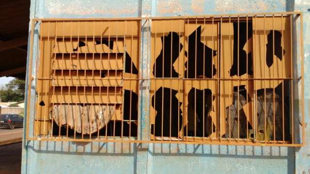 Dois meses ap&oacute;s furtos, centro comunit&aacute;rio segue abandonado