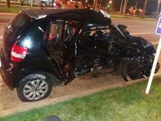 O carro que Carolina conduzia ficou destruído (Foto: Direto das Ruas)