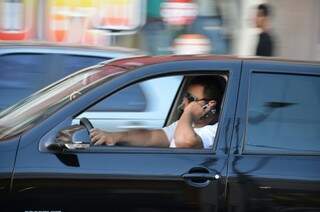 Na 14 de Julho, motorista fala ao telefone enquanto dirige (Foto: Vanderlei Aparecido)