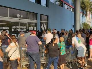 Clientes na fila esperando abertura de shopping de importados às 7h de hoje, em Pedro Juan Caballero (Foto: Mbykymi Notícias)