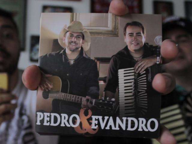 Pedro e Evandro lan&ccedil;am primeiro CD e misturam todos os estilos do sertanejo
