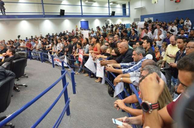 Indignados, professores deixam C&acirc;mara e prometem o troco nas elei&ccedil;&otilde;es