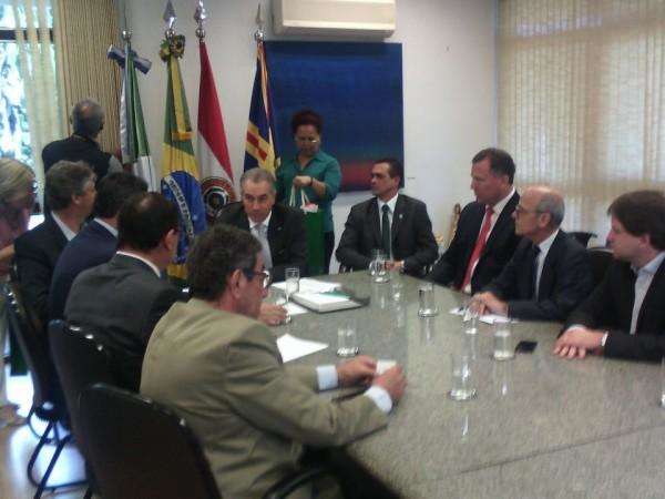 Em reuni&atilde;o, Reinaldo e paraguaios definem prioridades para a log&iacute;stica