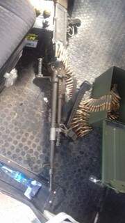 O armamento, uma MAG calibre 7,62 mm, ainda tinha muita munição para ser usada e contava com equipamento chamado quebra-chama