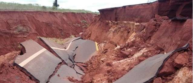 Estragos da chuva impedem alunos de frequentarem escolas h&aacute; 40 dias 