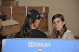 Diretora da empresa proprietária dos equipamentos conversa com a delegada da Deco, Ana Cláudia Medina. (Foto: Marcelo Calazans)