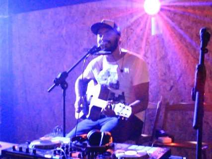Sarau em tabacaria pode ser porta para quem quer viver de m&uacute;sica em Campo Grande