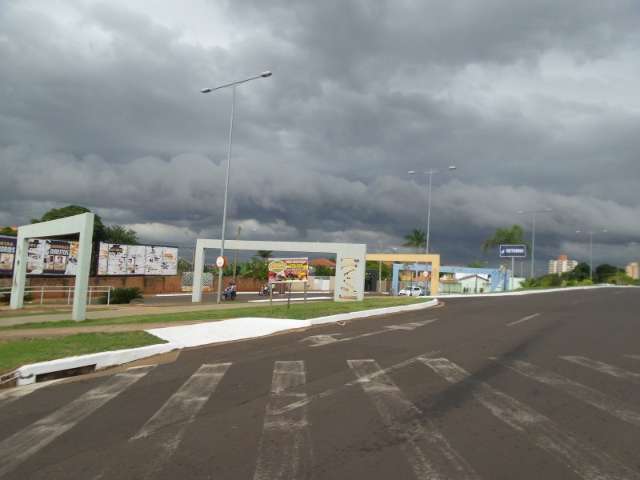 Previs&atilde;o para a tarde &eacute; de chuva, ventos e at&eacute; queda de granizo em MS
