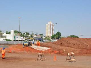 Muro de arrimo já está sendo erguido em torno de Shopping para liberação do estacionamento e pavimentação da nova rua. (Foto: João Garrigó) 
