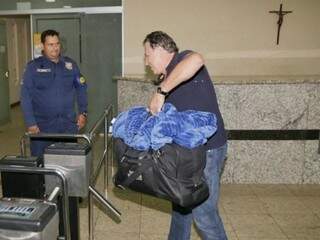 Edson Giroto com mala na mão ao chegar à sede da PF nesta terça-feira (8) (Foto: Fernando Antunes/Arquivo)