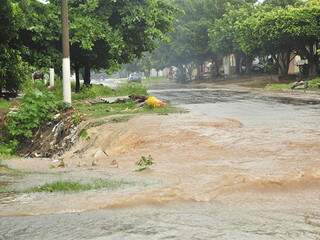 Ruas de Corumbá foram tomadas pelas águas da chuva de ontem. (Foto: Diário Online)