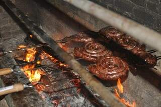 No churrasco o que não pode faltar é a linguiça de Maracaju (Foto: Reprodução/ SebraeMS)