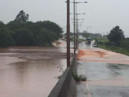 Córrego transborda em dia de muita chuva e alaga rodovia e bairros