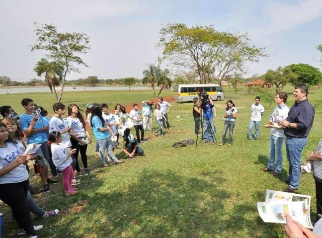 Plantio de mudas e trilha ecol&oacute;gica em parque ambiental marcam Dia da &Aacute;rvore
