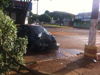 Veículo ficou com  frente destruída (Foto: Adriano Moretto/Dourados News)