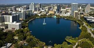 Vista da cidade de Orlando ao redor do Parque Lake Eola, localizado na região central (Foto: Reprodução)
