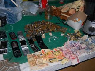 Droga, dinheiro e objetos roubados foram apreendidos na boca de fumo. (Foto: Caarapó News)