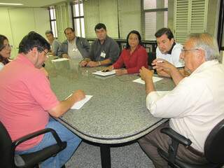 Presidente da Fetems, Roberto Botareli (à esquerda) e deputados Jerson Domingos e Pedro Kemp durante reunião nesta segunda. (Foto: Divulgação)