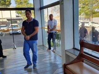 Policiais Rodoviários Federais Moacir, de camisa azul, e Alaércio, de camiseta branca na chegada para auiência de custódia quando houve as prisões. (Foto: Clayton Neves)