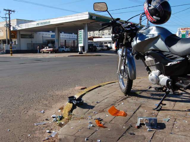  Motociclista fica ferido em acidente com caminh&atilde;o-ba&uacute; na Capital