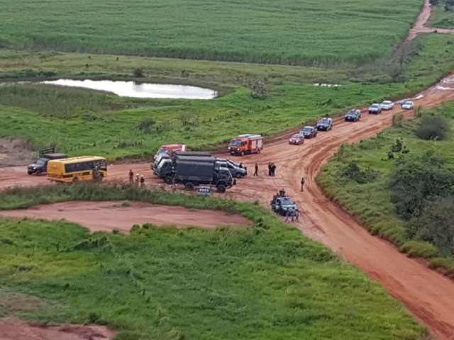 Pol&iacute;cia faz for&ccedil;a-tarefa com helic&oacute;ptero buscando armas em fazenda invadida