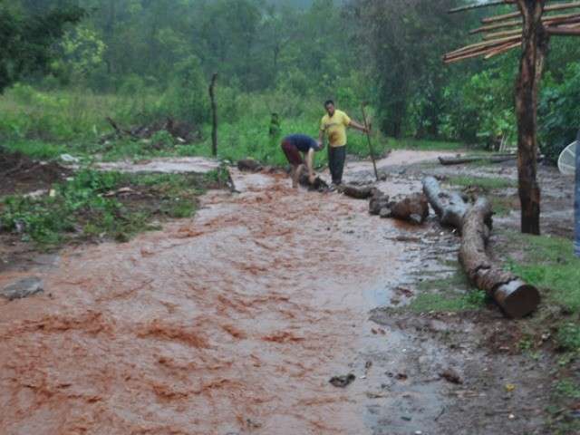 Enxurrada formada pela chuva invade casas e barracos de aldeia ind&iacute;gena